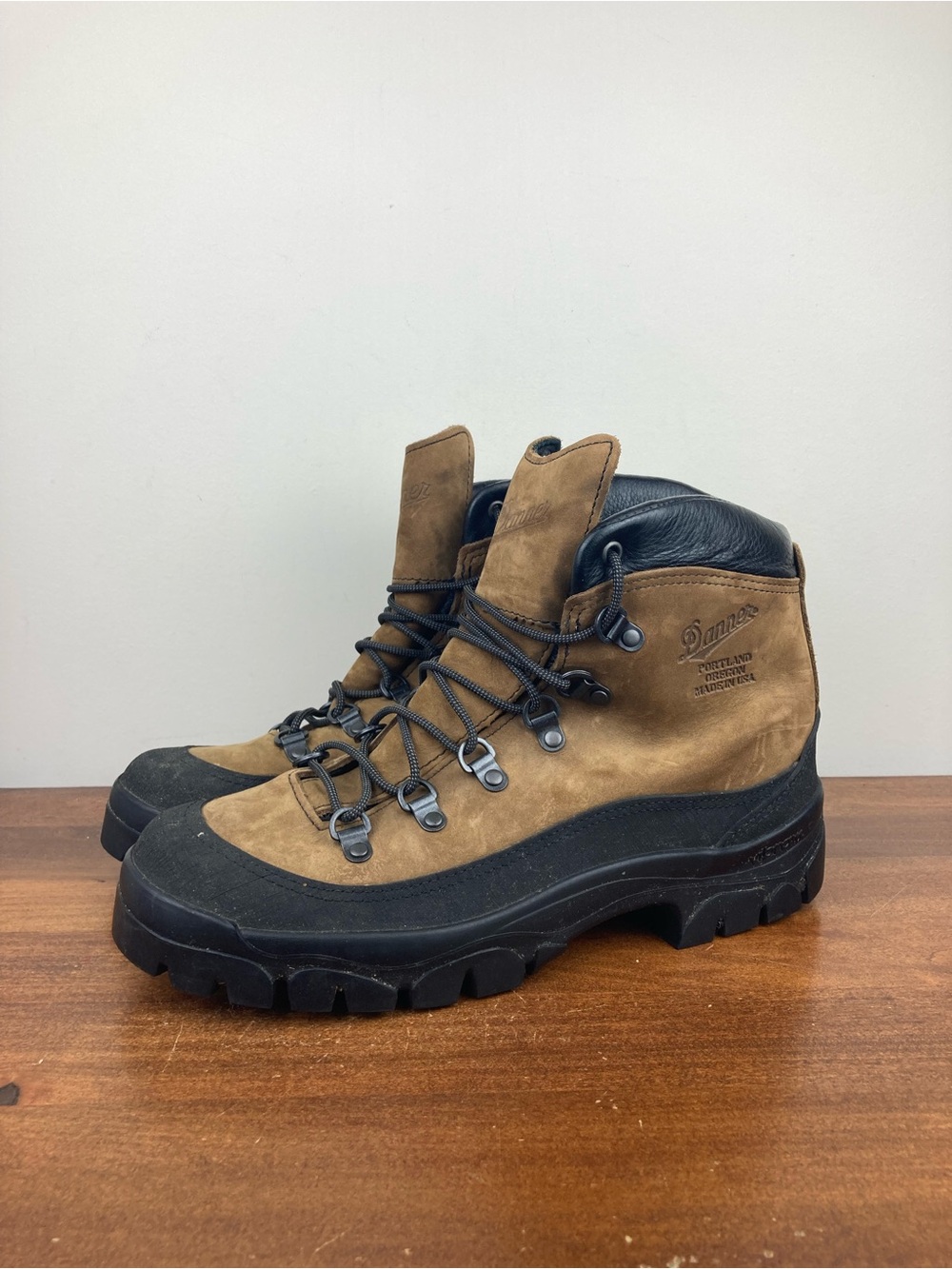 Danner Combat Hiker Boots Brown Leather Vibram Sole 43513X Men’s 9W Made USA.